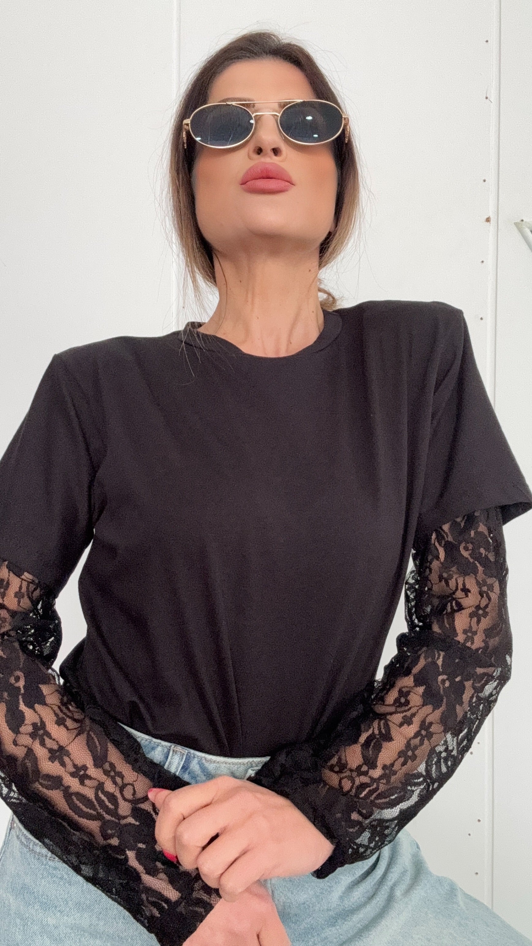 T SHIRT SISSI MAGLIA CON MANICOTTI IN PIZZO  NERA