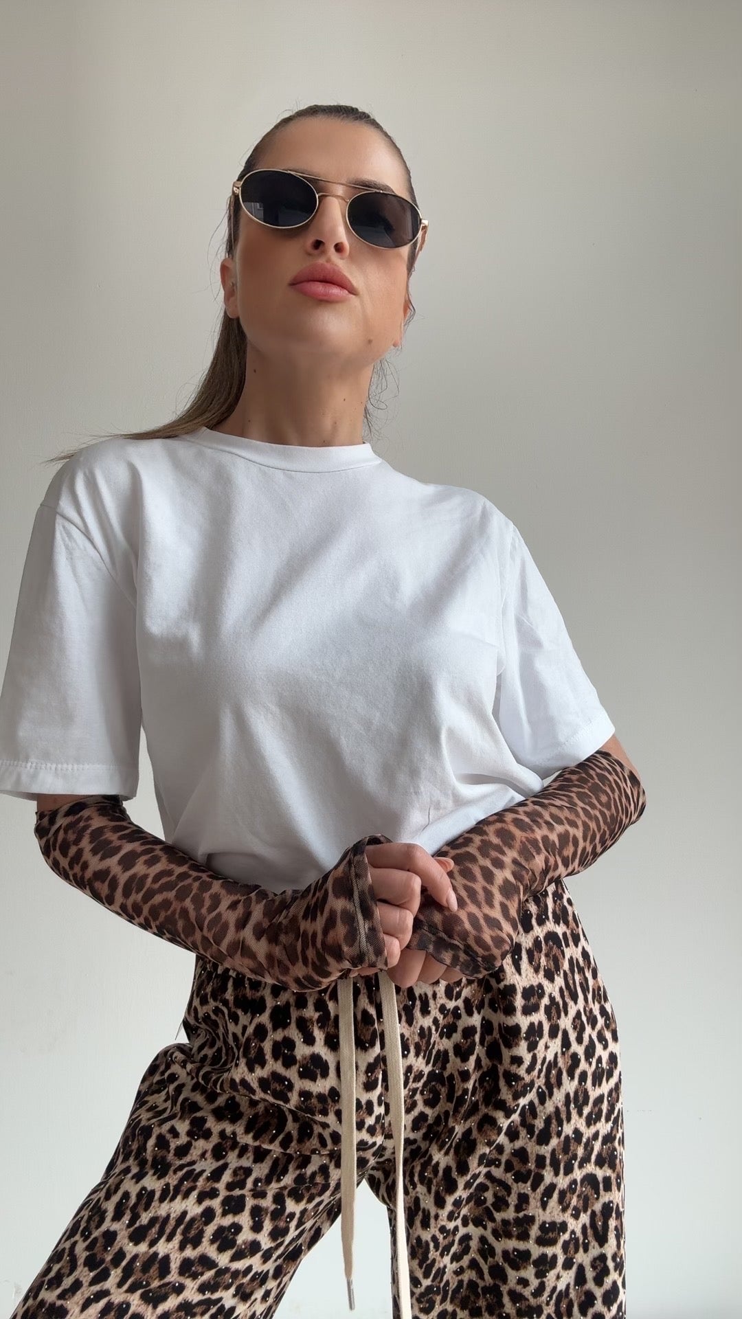 T SHIRT MAGLIA CON MANICOTTI LEOPARDATA BIANCA