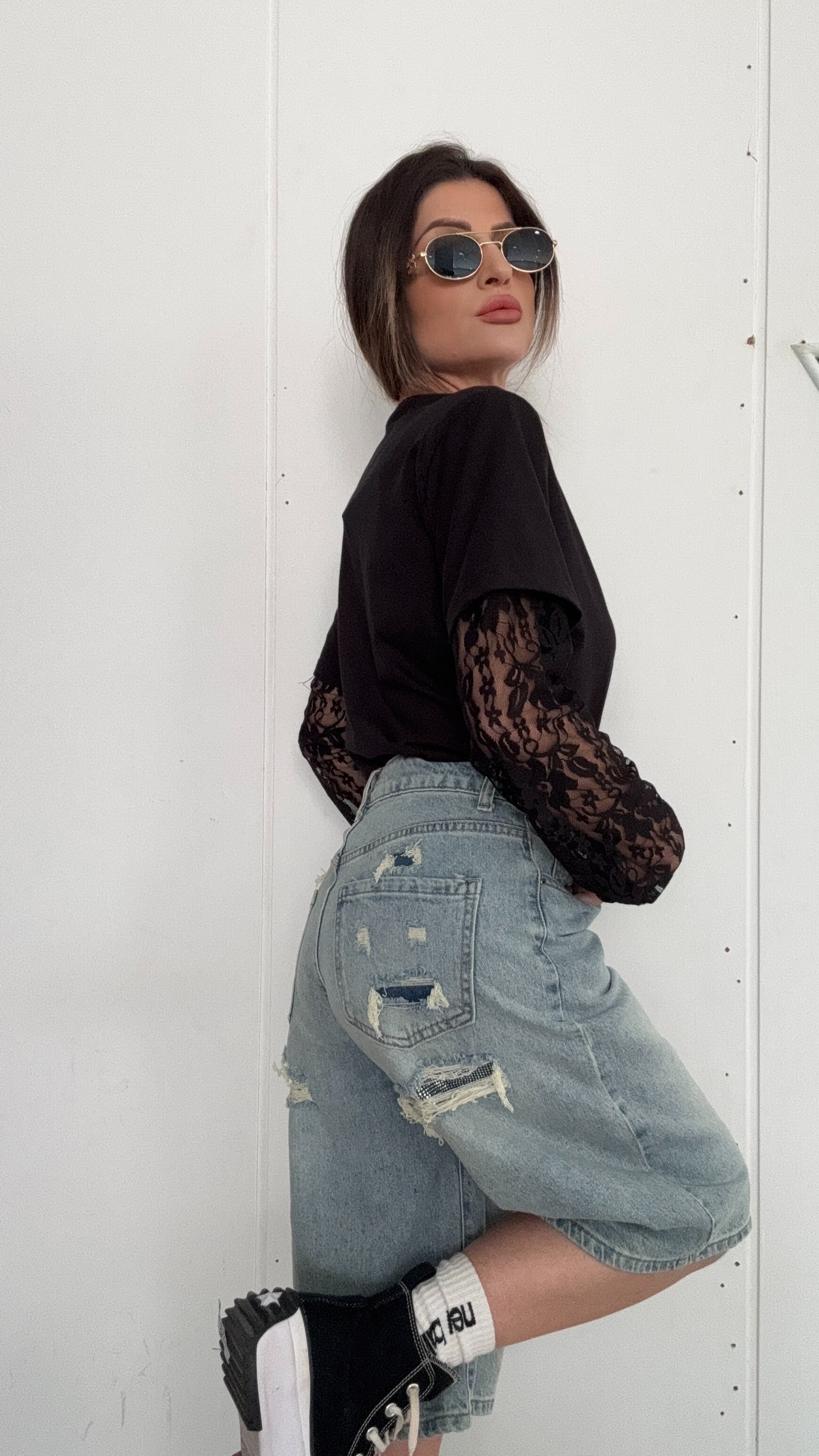 T SHIRT SISSI MAGLIA CON MANICOTTI IN PIZZO  NERA