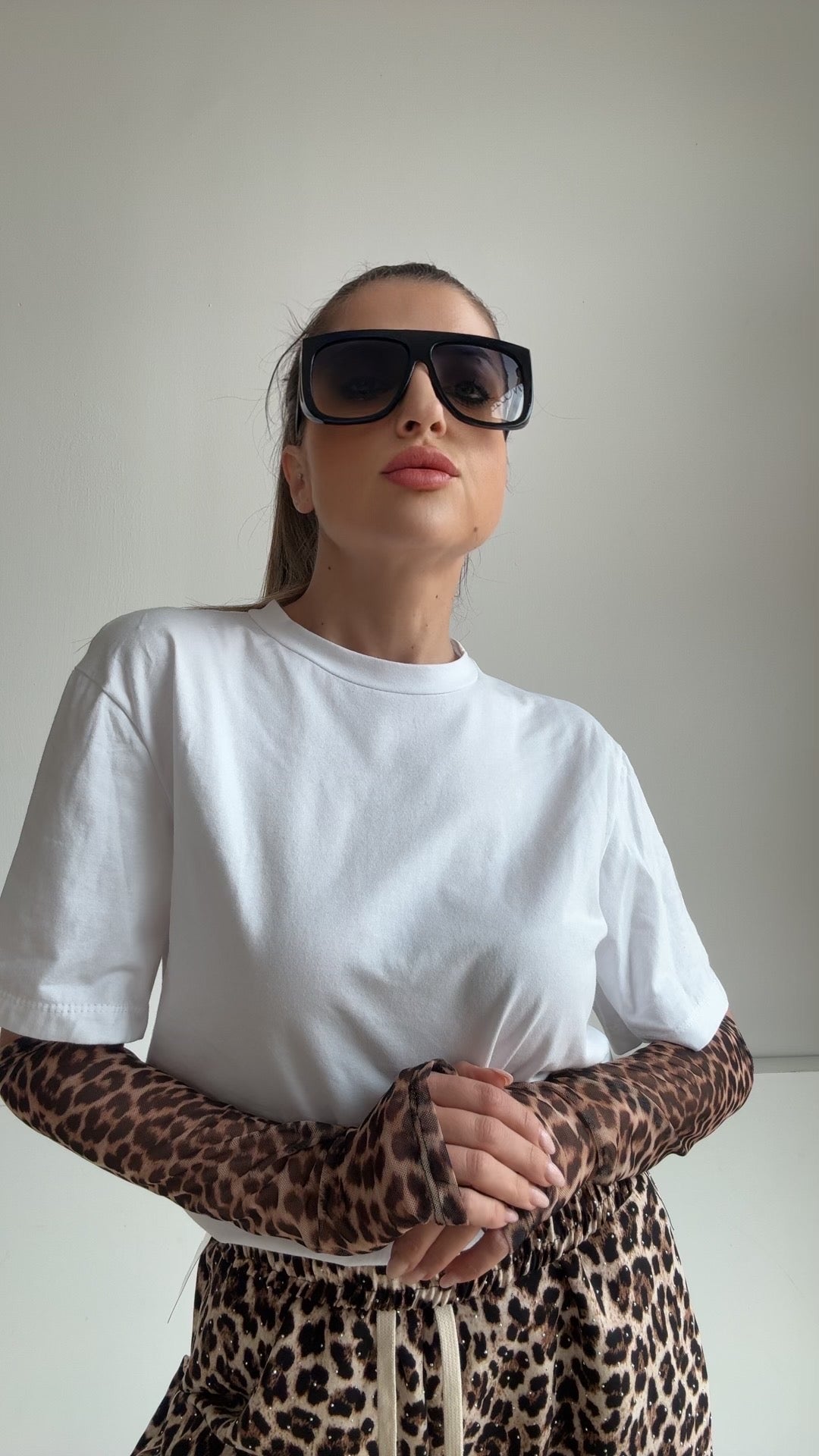 T SHIRT MAGLIA CON MANICOTTI LEOPARDATA BIANCA