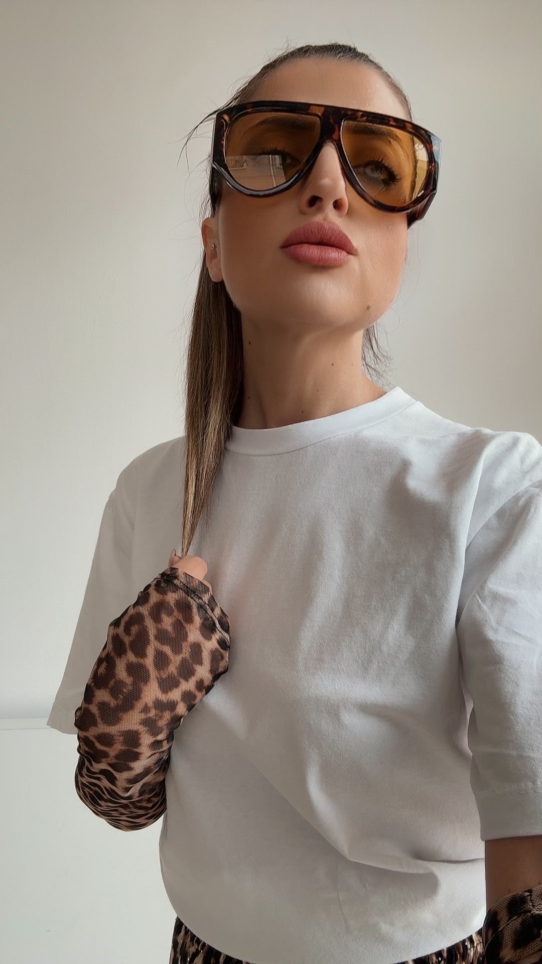 T SHIRT MAGLIA CON MANICOTTI LEOPARDATA BIANCA